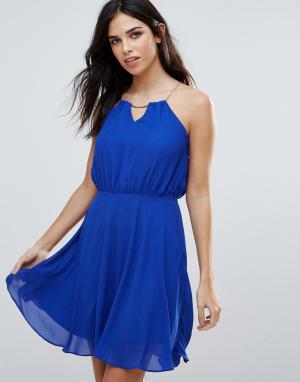 Короткое приталенное платье с халтером-цепочкой Zibi London. Цвет: синий