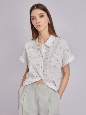 Рубашка из хлопка с коротким рукавом и ажурной вышивкой zolla. Цвет: белый