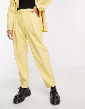 Желтые зауженные брюки в тонкую полоску Monki. Цвет: желтый