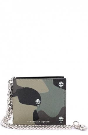 Кожаное портмоне с камуфляжным принтом и декоративной цепью Alexander McQueen. Цвет: хаки