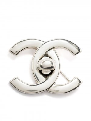 Брошь 1996-го года с логотипом CC Chanel Pre-Owned. Цвет: золотистый