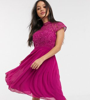 Малиновое кружевное платье миди с плиссированной юбкой -Розовый Chi London Petite