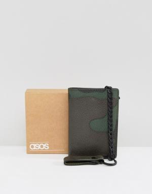 Кожаный бумажник с камуфляжным принтом и цепочкой ASOS DESIGN. Цвет: зеленый