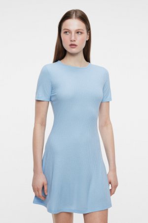 Платье-футболка приталенное с короткими рукавами befree. Цвет: голубой