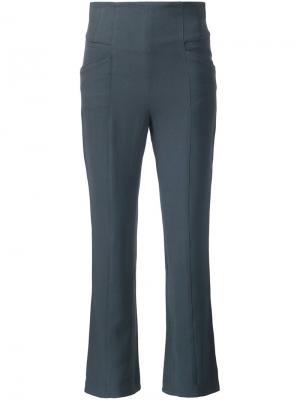 Укороченные расклешенные брюки Maiyet. Цвет: серый