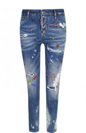 Укороченные джинсы прямого кроя с потертостями и принтом Dsquared2. Цвет: голубой