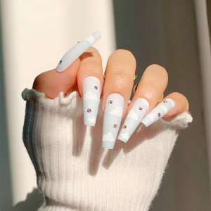Накладные ногти с рисунком облаков 24шт и 1 лист лента пилочка для ногтей SHEIN. Цвет: многоцветный