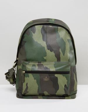 Кожаный рюкзак с камуфляжным принтом и брелоком ASOS. Цвет: зеленый