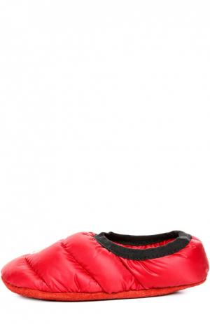 Стеганые домашние туфли с нашивкой Moncler Enfant. Цвет: красный