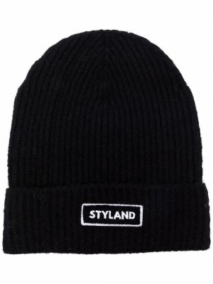 Шапка бини в рубчик с нашивкой-логотипом Styland. Цвет: черный