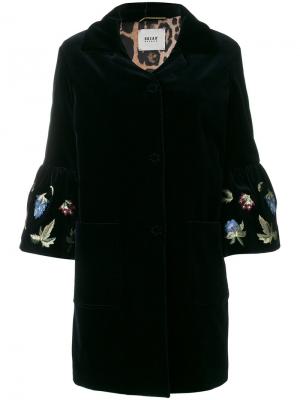 Бархатное пальто с вышивкой на рукавах Bazar Deluxe. Цвет: синий