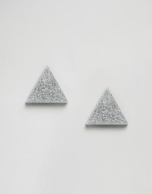 Треугольные серьги‑гвоздики с блестками Wolf & Moon. Цвет: серебряный